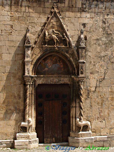 08_P8059423+.jpg - 08_P8059423+.jpg - Il portale della chiesa di S. Martino Vescovo (XIV-XVII sec.).